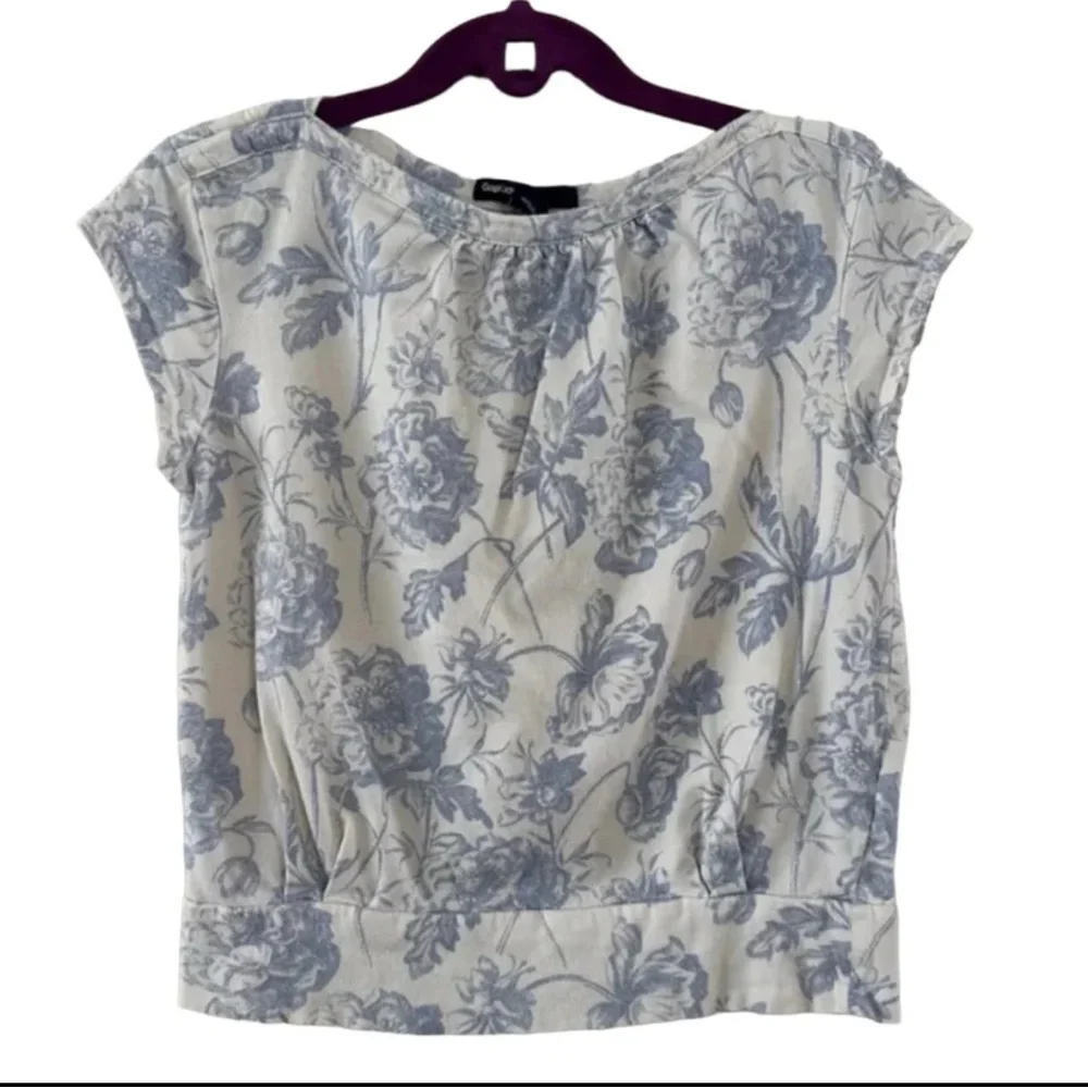 GapKids Cream Top with Light Blue Floral Print with Cap Sleeves size S (6-7)